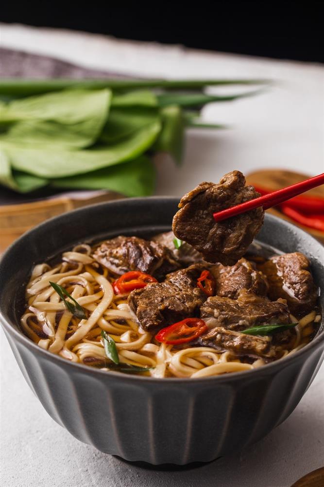 元鍋全新食品計劃-john-s-重現橫跨世代老台北的私房味-產品情境照-秘密牛肋麵-1644569085