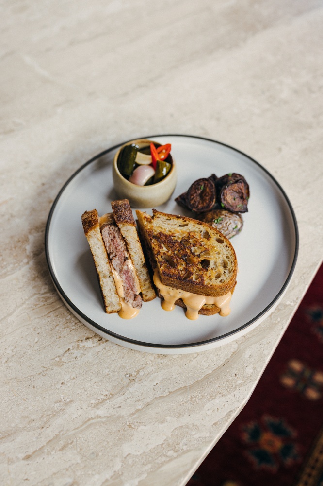 2022踏著INTRO的節拍，一起享受最搖滾的早午餐＿菜色＿牛肉起司酸麵包三明治＿$480