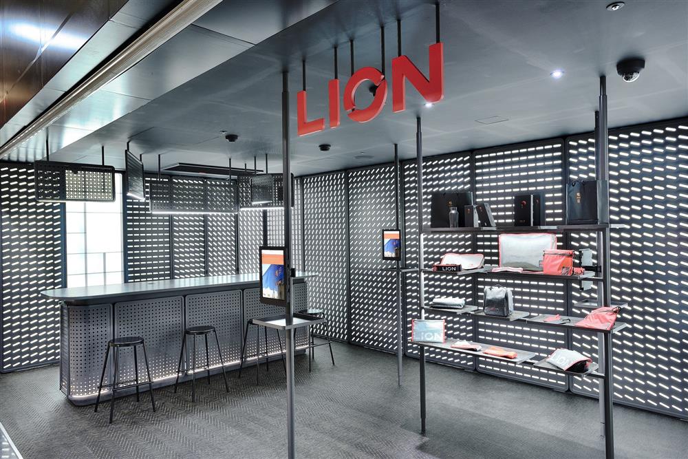 雄獅旅遊宣佈進行門市轉型升級，以Regional Hub和服務旅客為核心概念，鎖定高鐵、台鐵、捷運交匯的轉運站，推出「新型態四代店」。（圖為南港車站門市）（圖��雄獅旅遊）