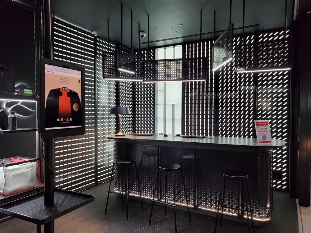 雄獅旅遊新型態四代店門市不再只是旅遊產品販售諮詢的據點，將提供更多元服務面向，成為消費者旅遊體驗的重要場域。（圖為新烏日車站門市）。（圖��雄獅旅遊）