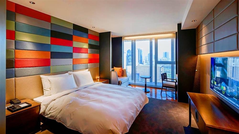 高雄H2O水京棧國際酒店擁有絕美泳池，為Dayuse帶來獨家的下午至傍晚「豪華港都雙人假期 - H2O午后的邂逅」專案