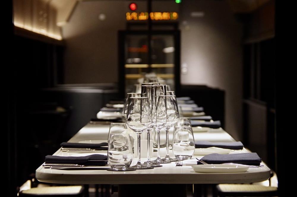 鳴日廚房用餐車廂由柏成設計操刀，融合東西方設計風格，展現靜謐優雅的低調奢華美學。