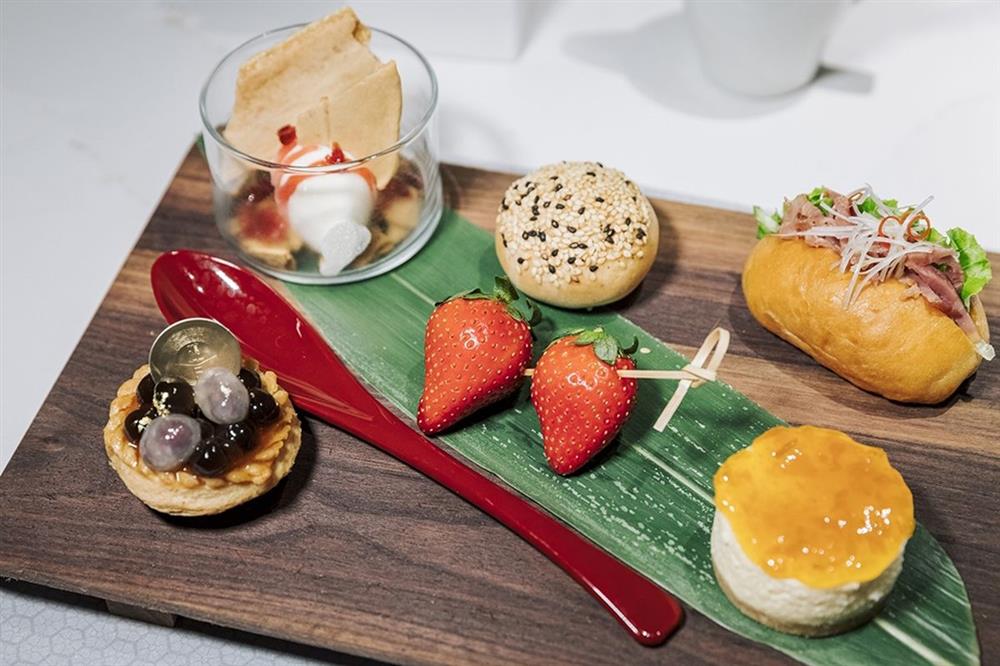 在鳴日廚房上可享用以鴨賞、三星蔥、包心粉圓等宜蘭特產製成的蘭陽風情下午茶饗宴。