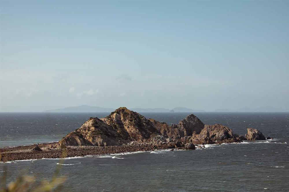 東莒Dongju_PhotoByJamesLin5_小檔海水退潮時，福正聚落可看到位於潮間帶的犀牛嶼與本島分離。