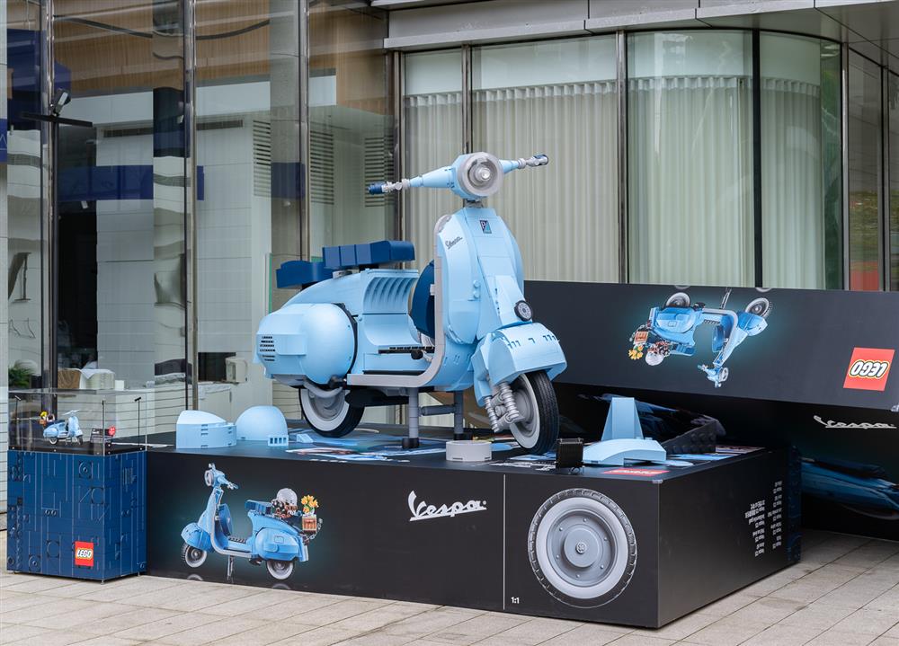 04-台灣樂高打造巨型打卡新地標,信義區街頭開箱放大版Vespa 125 盒組 04-台灣樂高打造巨型打卡新地標,信義區街頭開箱放大版Vespa 125 盒組