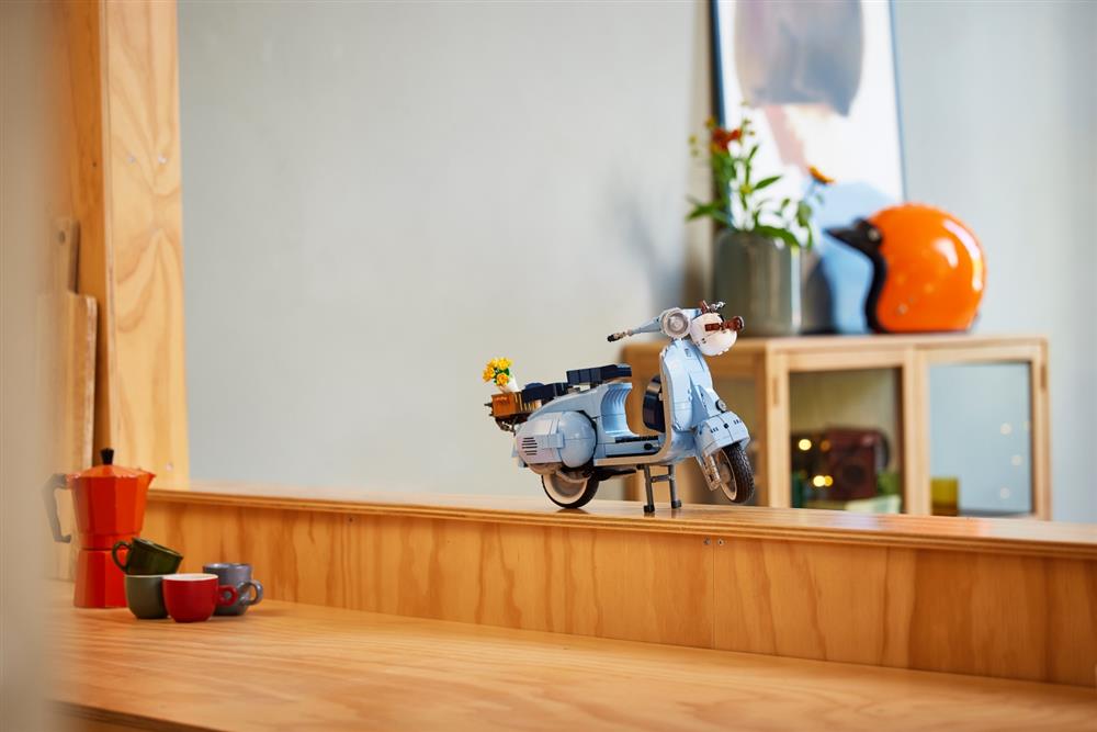 小檔[情境圖] 10298_LEGO® Vespa 125-12