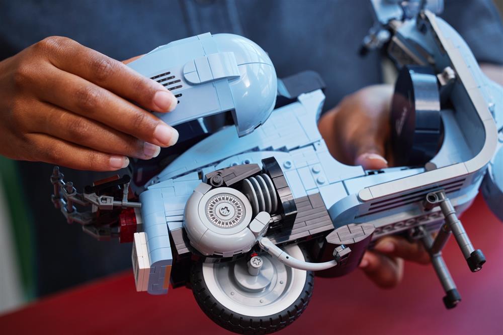 小檔[情境圖] 10298_LEGO® Vespa 125-08