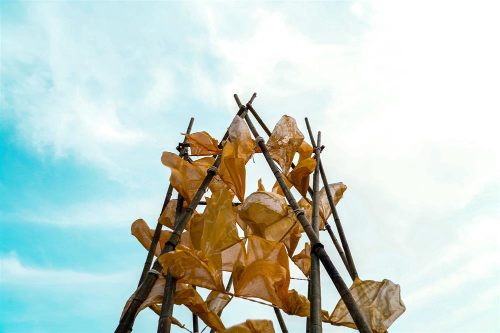 小檔_DSC2001延續馬祖傳統漁用尼龍繩「曬衣」概念，將馬祖學生創作之泥染布塊攜至代表共同文化的塔上