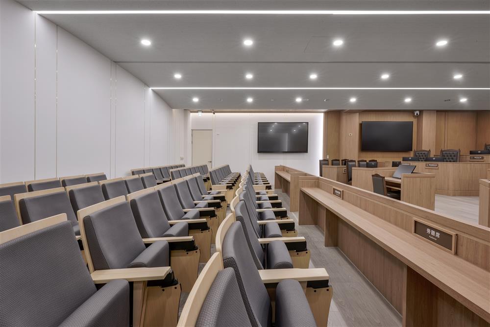 12_除了是開庭時旁聽席，也作為國民法官的選任會場，提供書寫功能的座位_南投地院