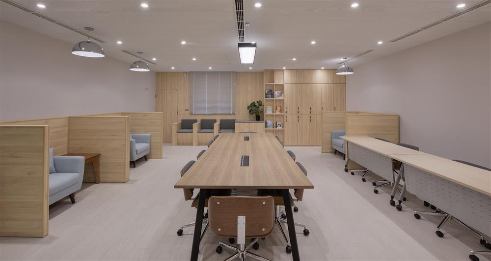 15_運用輕盈的色彩與軟性的材質，提供國民法官咖啡廳般的休息空間，減少流程進行中的不安感_新北地院