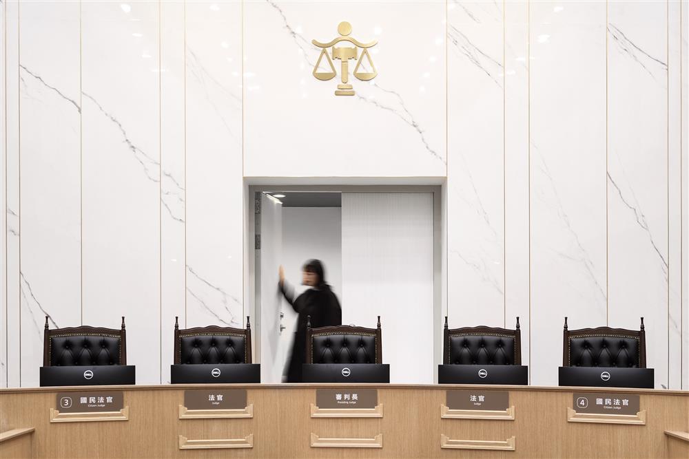 7_和平白大理石主背牆與法官入口融為一體_高雄地院