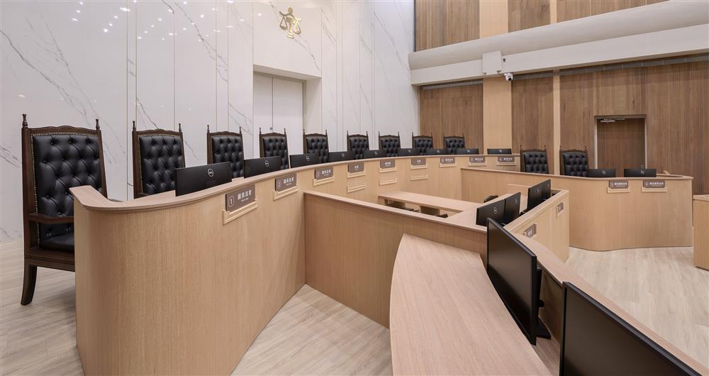 9_弧形法檯橫越整個審判活動區，形成良好的互動視野，讓參審者平等的參與審判_高雄地院