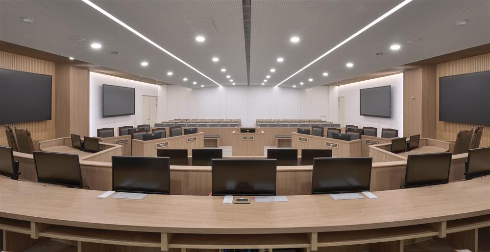 3_圓弧的法檯設計讓國民法官及備位國民法官沒有視線死角，讓審判的過程更易溝通_南投地院