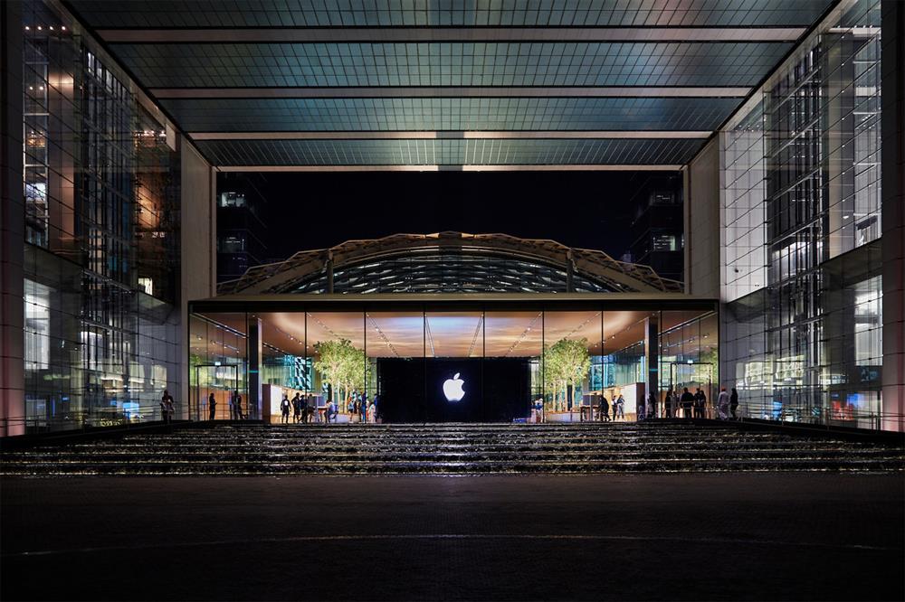 Apple-Al-Maryah-Island-store-opening-cascading-water_big.large_2x