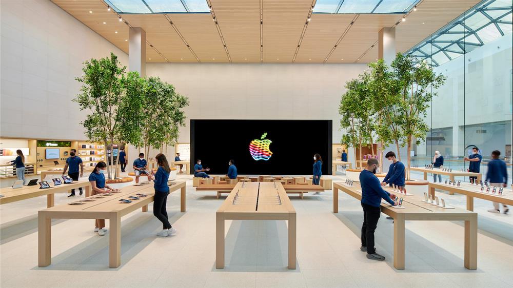 Apple_New-store-opening-Yas-Mall_interior