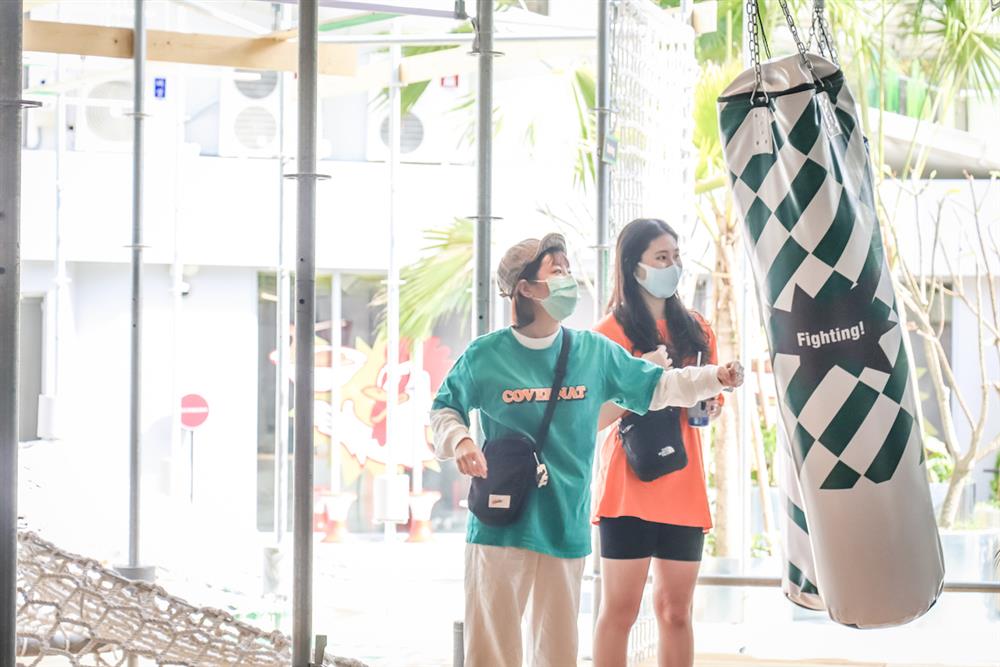 拳擊沙包區域，鼓勵自己一下吧，踢踢腳揮揮拳，舒展身體後再出發。