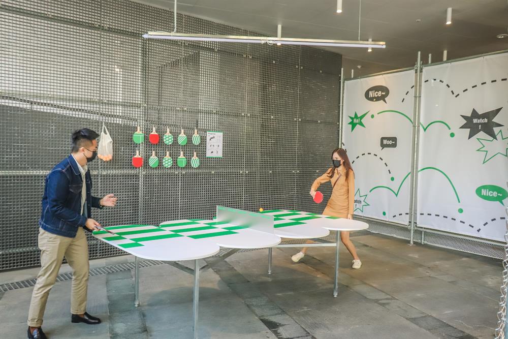 吃飯前先來動一動吧，到大人版的兵乓球桌，挑戰一下同行親友。