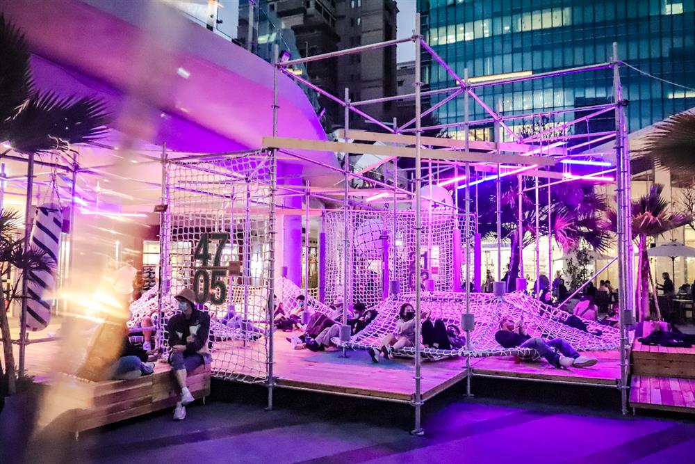 拳擊沙包區與網繩區，是打包運動場最熱門的角落，大人小孩都可安心在此休憩與運動。