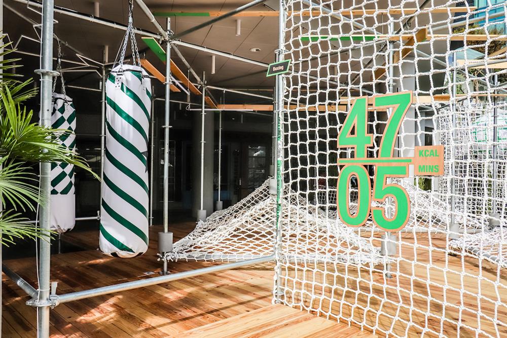 拳擊沙包區與網繩區。