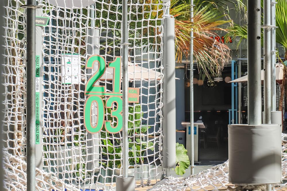 網繩區說明運動時間與燃燒卡路里的指示牌，鼓勵大家動起來