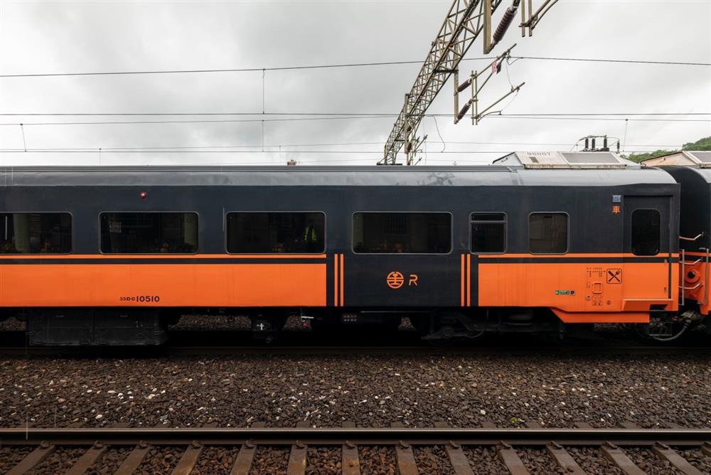 小檔06鳴日廚房外觀延續鳴日號黑橘高雅配色,並設計Logo R 象徵餐廳列車;圖片提供/柏成設計 攝影_李國民 小檔06鳴日廚房外觀延續鳴日號黑橘高雅配色,並設計Logo R 象徵餐廳列車;圖片提供/柏成設計 攝影_李國民