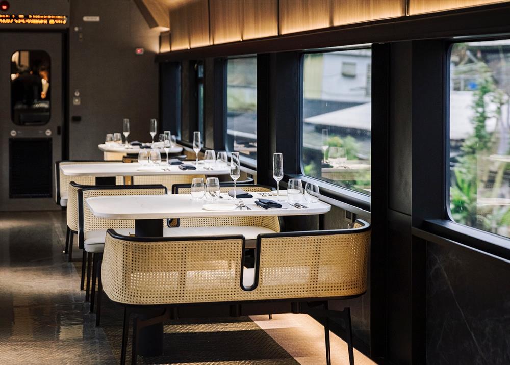 小檔以臺灣元素的竹編餐椅打造餐椅。（圖／雄獅旅遊）