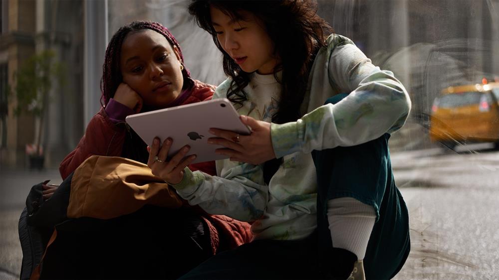 Apple-iPad-Air-lifestyle-02-220308_screen