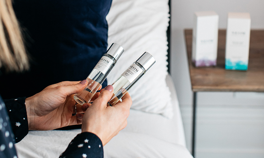 英國皇室御用有機香氛品牌NEOM，兩款枕頭噴霧皆以天然精油打造療癒助眠香氣。(圖片提供1010HOPE)