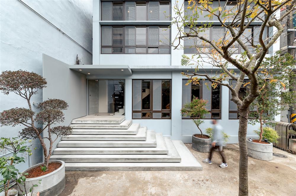 伊日後樂園 BACK_Y_隱身於台北內湖工業聚落，保留老屋原始建築架構，以低調的灰泥為基調