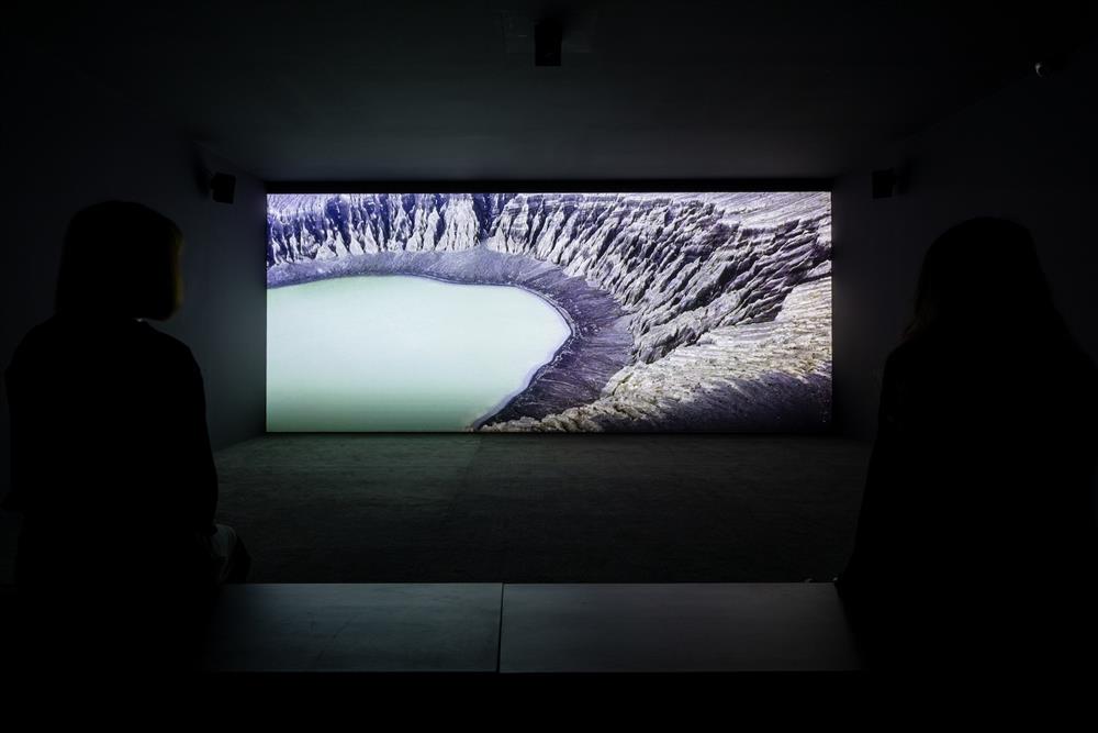電影作品《洪加東加島》, SUPERFLEX以幽默的想像力,通過虛構的人形生物,從海底浮出地表為故事主軸,挑戰人們所認知的時間、空間和物種觀念 ©忠泰美術館 電影作品《洪加東加島》, SUPERFLEX以幽默的想像力,通過虛構的人形生物,從海底浮出地表為故事主軸,挑戰人們所認知的時間、空間和物種觀念 ©忠泰美術館