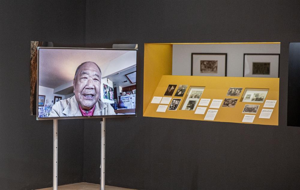 小檔1.洪鈞雄(洪瑞麟長子)先生為記者會跨海線上致意「我父親一輩子所畫之作，非常平凡、簡單、有創意，同時有著非常浪漫的情懷。『掘光而行』──從地底的光、人生的光，到最後晚年追尋燦爛晚霞餘光，真正代表我父親一生追光的精神。」