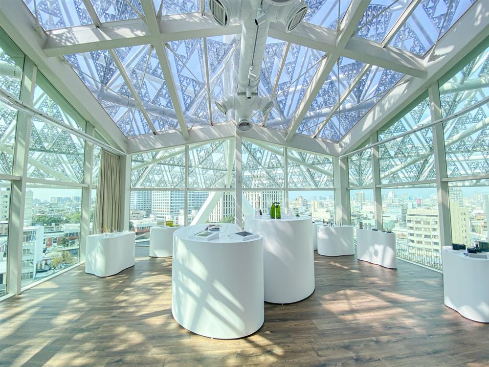 昇恆昌PROJECT ECO2 南美春室登場在光影交織的純白色空間展出,漫步其間進行一場低碳綠色旅行。 昇恆昌PROJECT ECO2 南美春室登場在光影交織的純白色空間展出,漫步其間進行一場低碳綠色旅行。