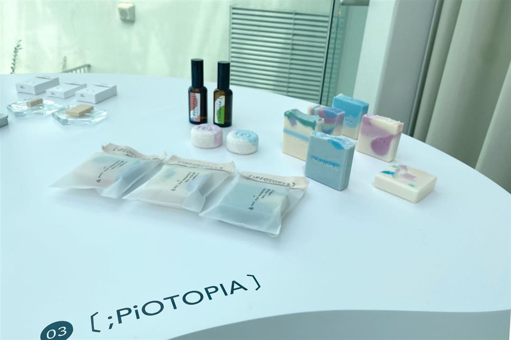 小檔Piotopia由藝人李霈瑜所主理的品牌,溫潤色彩豐富,除了無塑、純素之外,不斷推陳出新、獨一無二款式的手工皂也能成為家中美與品味的裝飾,讓洗手、沐浴時也能被美好淨化。 小檔Piotopia由藝人李霈瑜所主理的品牌,溫潤色彩豐富,除了無塑、純素之外,不斷推陳出新、獨一無二款式的手工皂也能成為家中美與品味的裝飾,讓洗手、沐浴時也能被美好淨化。