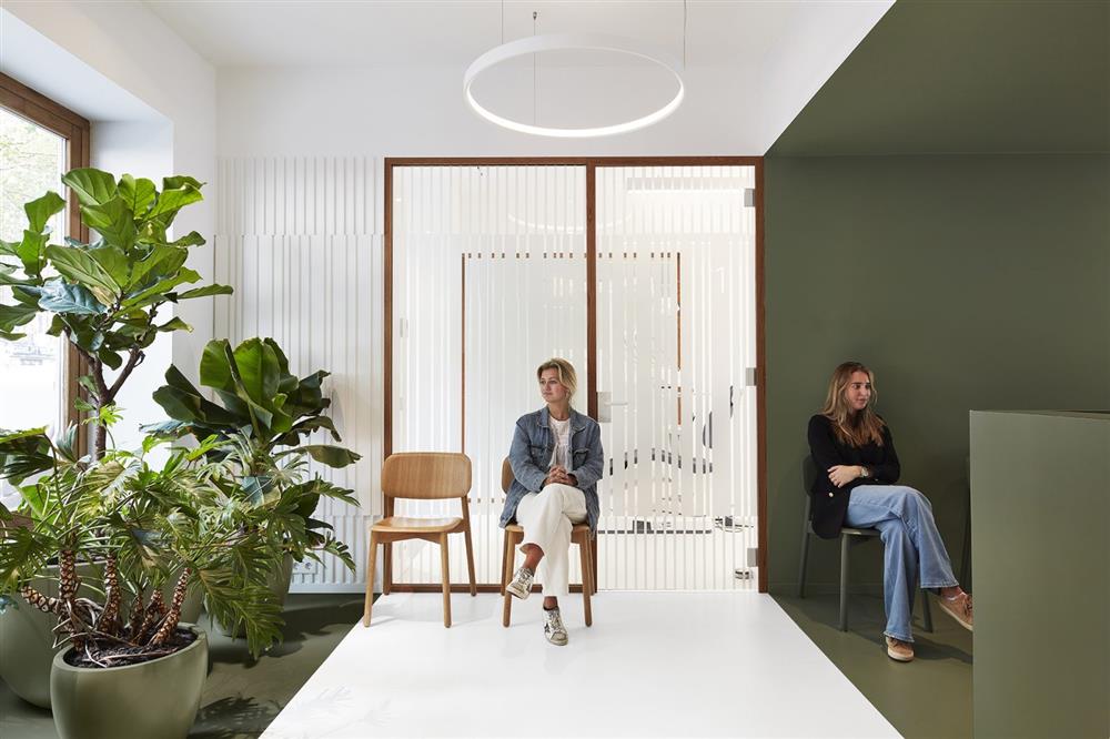 154_LR-13-Dentist_Amsterdam_waitingroom-reception-plants-i29