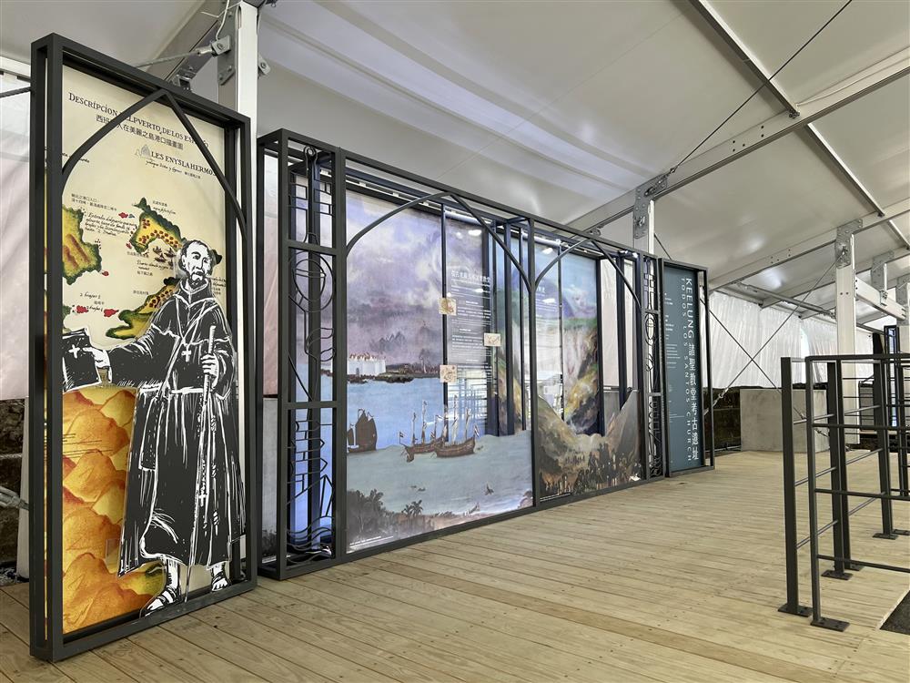 諸聖教堂展覽現場一隅，觀眾可透過展板與AR互動，認識西班牙人興建教堂的歷史背景。