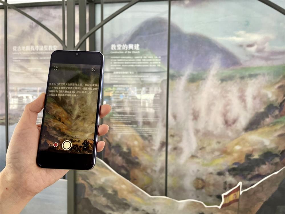 圖08 展覽以情境敘事融合AR互動與聲音導聆，邀請觀眾走進歷史現場，依照展板指示掃描觀