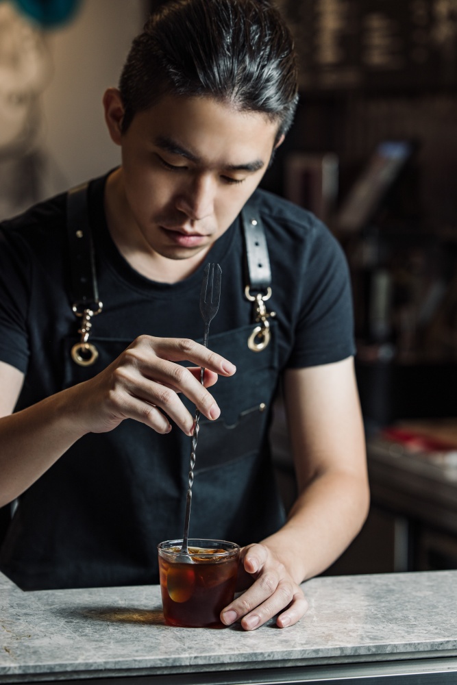 小檔台中悅樂與Indulge及旗下Liquid Art合作，調酒師Ken融合四季概念設計調酒，圖為代表冬季的「薰冬雪」