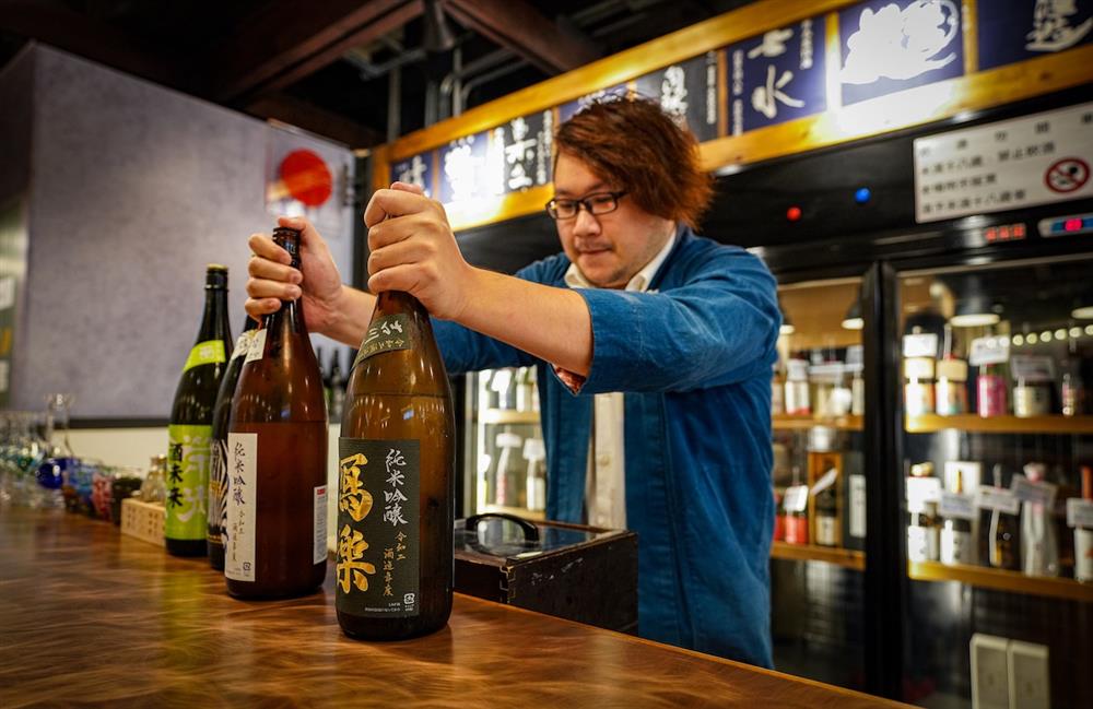 〈圖說：春大直「主廚市場CHEF MARKET」由主廚親自為您料理、唎酒師的細心解說成為許多時髦都市人記錄與分享生活感受的一隅。〉 -3