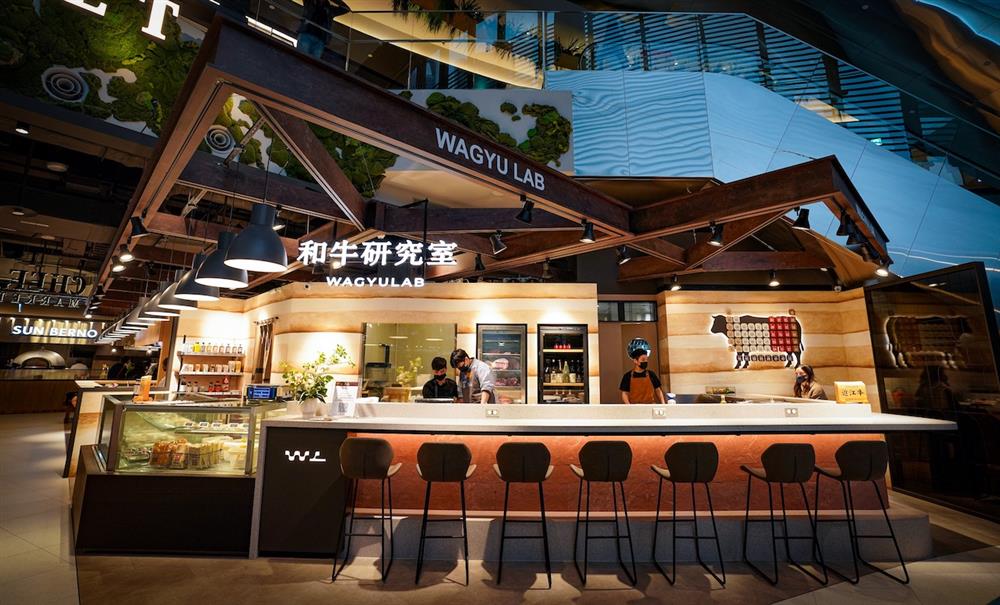 〈圖說：春大直「主廚市場CHEF MARKET」由主廚親自為您料理、唎酒師的細心解說成為許多時髦都市人記錄與分享生活感受的一隅。〉 -2