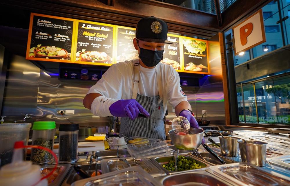 〈圖說：春大直「主廚市場CHEF MARKET」在用餐空間選擇上大膽打破品牌框架，鼓勵顧客跨店自由混搭餐食，堅信美味因交流更提味。〉 -1