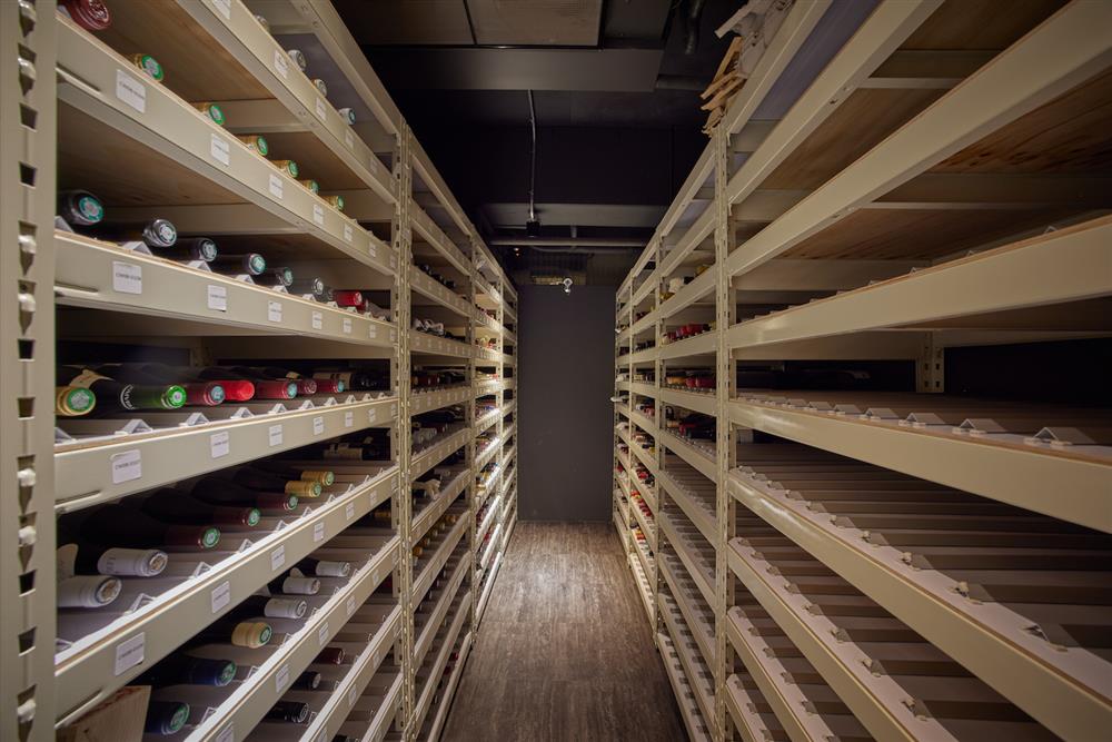 CellWine首創以瓶計費的銅板酒窖，由專人為藏酒標示入庫，每月儲存費每瓶20元