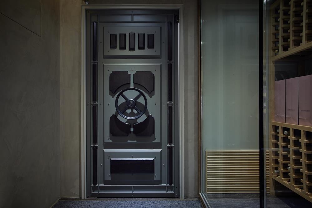 開啟金庫大門，進入酒窖空間