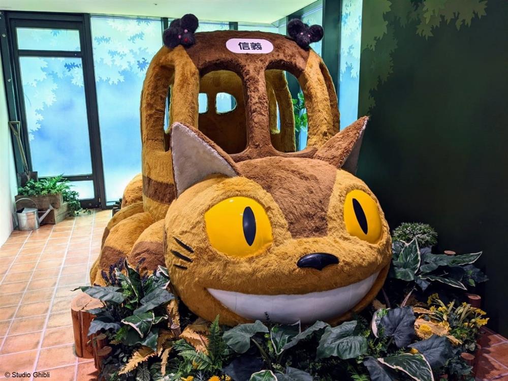 小檔3.大型貓巴士停靠台北信義站，歡迎粉絲至【橡子共和國台北信義A8店】上車合影。