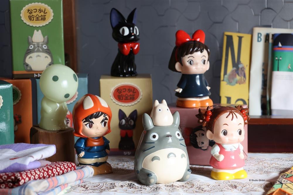 小檔8.台北信義A8店獨家先行販售商品全系列有《龍貓》、《魔女宅急便》、《魔法公主》中的代表角色共六款：龍貓 大龍貓/小梅、魔女宅急便 吉吉/琪琪、魔法公主 小精靈/阿席達卡 $800【懷舊存錢筒】系列《龍貓》、《魔女宅急便》、《魔法公主》