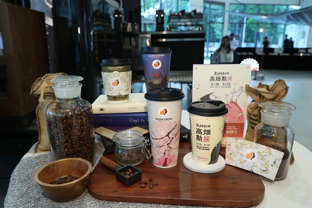 小檔展覽與「路易莎」合作的特製杯身，共有四款，冷飲為「輝耀姬物語」樣式兩款，熱飲為「平成狸合戰」兩款，一字排開相當吸睛。圖片來源：聯合數位文創提供