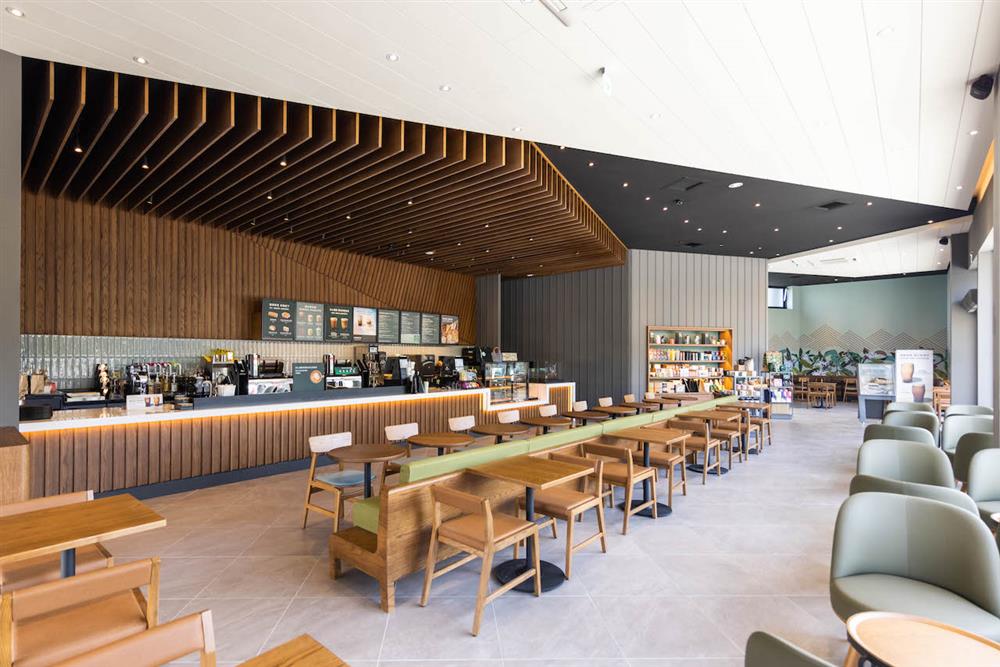 星巴克彰化金馬門市設計靈感來自彰化知名的八卦山，以山丘坐落在忙碌快速的道路旁為發想，彰化金馬門市外觀造型以起伏的天際線，象徵著穩重山形。不僅如此，室內設計亦延伸外觀交錯斜線的造型，門市內的天花以線條交錯為分割設計，宛如層疊起伏的丘陵 (2)