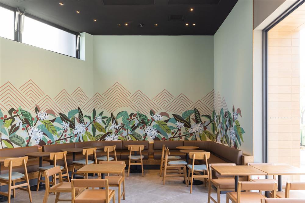 星巴克彰化金馬門市室內整體如大自然一般的清新明亮色調與咖啡田園風景為主的artwork，創造出有如在健走山丘時的心曠神怡。