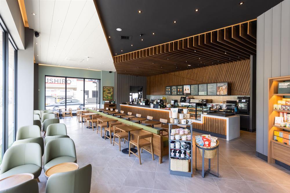 星巴克彰化金馬門市設計靈感來自彰化知名的八卦山，以山丘坐落在忙碌快速的道路旁為發想，彰化金馬門市外觀造型以起伏的天際線，象徵著穩重山形。不僅如此，室內設計亦延伸外觀交錯斜線的造型，門市內的天花以線條交錯為分割設計，宛如層疊起伏的丘陵 (1)