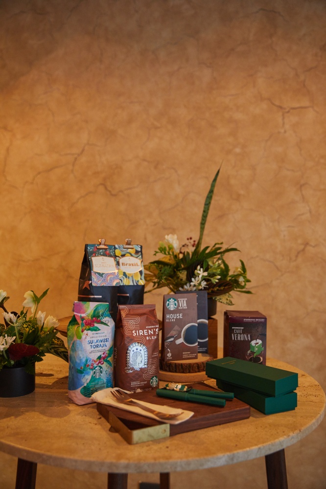 小檔美好旅程,從星開始,自去年星巴克瞄準更精準細緻的分眾化行銷,領先咖啡產業推出「星禮程金星禮」制度,使金星會員的星星兌換品項更多元化,從中杯飲品、食品、商品到居家調理咖啡品項等都能兌換,星巴克更推出金星會員體驗講座,包括由星巴克品牌咖啡大使主講的季節咖啡豆講座、與兩廳院合作或是電影票券等藝文講座,邀請星禮程金星會員一起探索咖啡即生活的各種樂趣。 小檔美好旅程,從星開始,自去年星巴克瞄準更精準細緻的分眾化行銷,領先咖啡產業推出「星禮程金星禮」制度,使金星會員的星星兌換品項更多元化,從中杯飲品、食品、商品到居家調理咖啡品項等都能兌換,星巴克更推出金星會員體驗講座,包括由星巴克品牌咖啡大使主講的季節咖啡豆講座、與兩廳院合作或是電影票券等藝文講座,邀請星禮程金星會員一起探索咖啡即生活的各種樂趣。