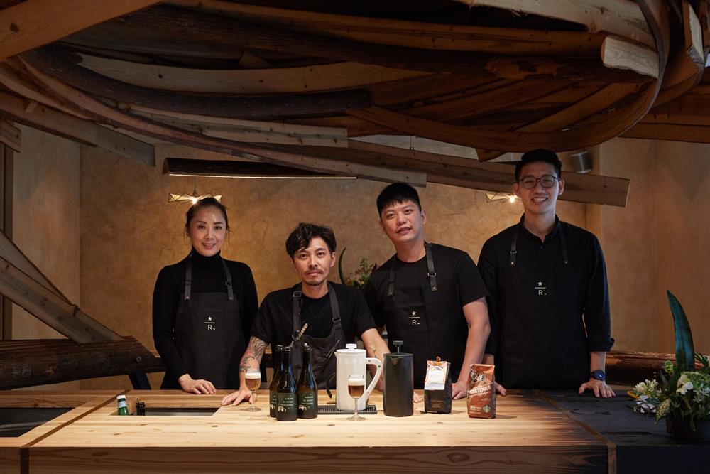 小檔左起星巴克咖啡飲料team夥伴、EMBERS餐廳主廚Wes、2018亞太區Barista Championship第三名Rex、星巴克品牌咖啡大使Edgar 小檔左起星巴克咖啡飲料team夥伴、EMBERS餐廳主廚Wes、2018亞太區Barista Championship第三名Rex、星巴克品牌咖啡大使Edgar